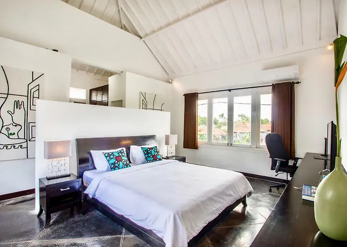 Julia | Heart Of | 350m Villa Seminyak (Bali)